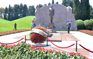 Rayon İctimaiyyətinin nümayəndələri Fəxri xiyabanda Ulu Öndərin xatirəsini anıblar