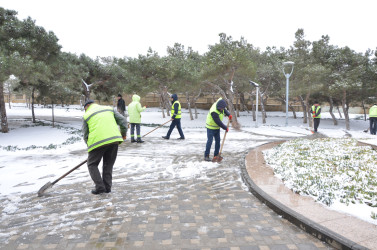 Pirallahı rayonunda yollar və səkilər qardan təmizlənib