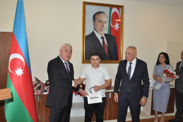 Pirallahı rayonunda qəbul imtahanlarında yüksək nəticə əldə etmiş məzunlarla görüş keçirilmişdir