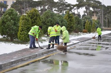 Pirallahı rayonunda yollar və səkilər qardan təmizlənib