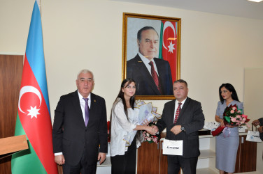 Pirallahı rayonunda qəbul imtahanlarında yüksək nəticə əldə etmiş məzunlarla görüş keçirilmişdir