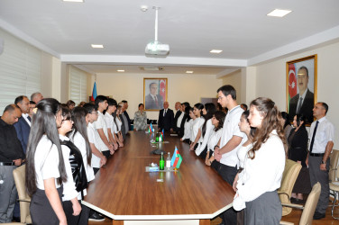 Pirallahı rayonunda yeni tədris ilinin başlanması münasibətilə  təhsil müəssisələrinin rəhbərləri və 2025–2026-cı tədris ilində yüksək nəticələrlə ali təhsil müəssisələrinə qəbul olunmuş məzunlarla  görüş keçirilib