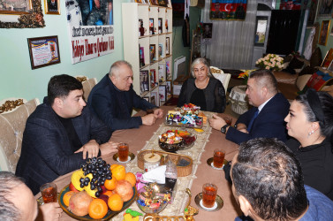 “Dünya Azərbaycanlılarının Həmrəyliyi Günü” və “Yeni il” münasibətilə şəhid ailələri ziyarət olundu