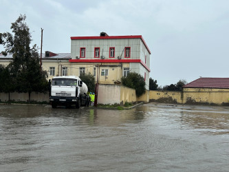 Pirallahı rayonunda fasiləsiz yağan yağışın yaratdığı fəsadlara qarşı tədbirlər davam etdirilir