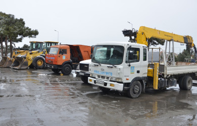 Pirallahı rayonunda yollar və səkilər qardan təmizlənib