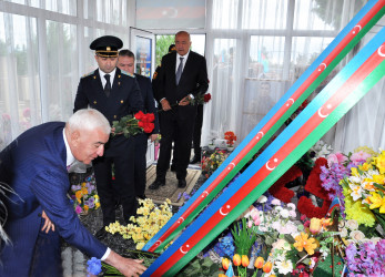 Vətən müharibəsi şəhidi Nəbiyev Elmar Elman oğlunun anım günü münasibəti ilə məzarı və ailəsi ziyarət olunub